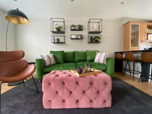2 Bed House in Hampton Free parking — 4-Star Luxury Hotel in Hampton, United Kingdom