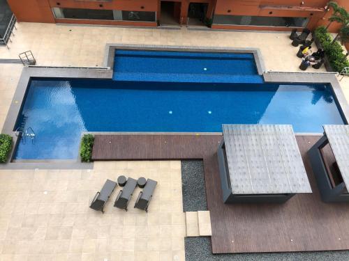 A Home with a view 1 Bdrm with balcony and Netflix Access — 4-Star Luxury Hotel in Manila, Philippines