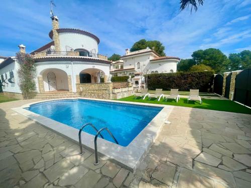 Pino Alto Villa Jazmin — 4-Star Luxury Hotel in Mont-Roig Del Camp, Spain