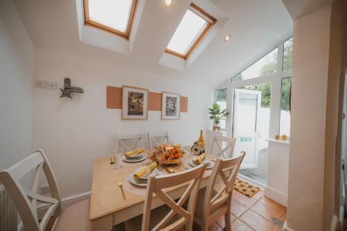 Cotswolds Homely 2 bed house with garden WiFi Esho Stays — 4-Star Luxury Hotel in Cirencester, United Kingdom