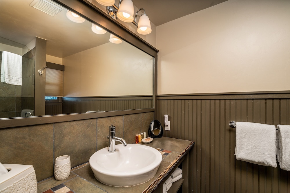 Highland Haven Creekside Inn - photo 123