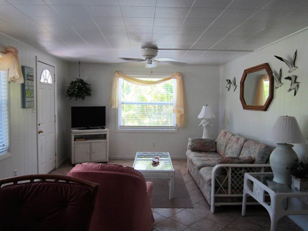 Tropical Winds Motel & Cottages - photo 42