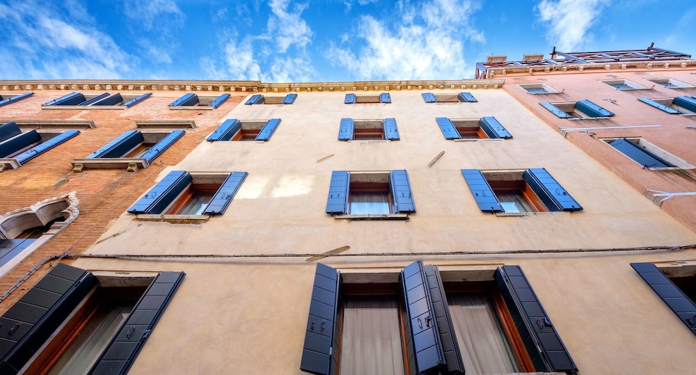 Lion 4 — 4-Star Luxury Hotel in Venice, Italy