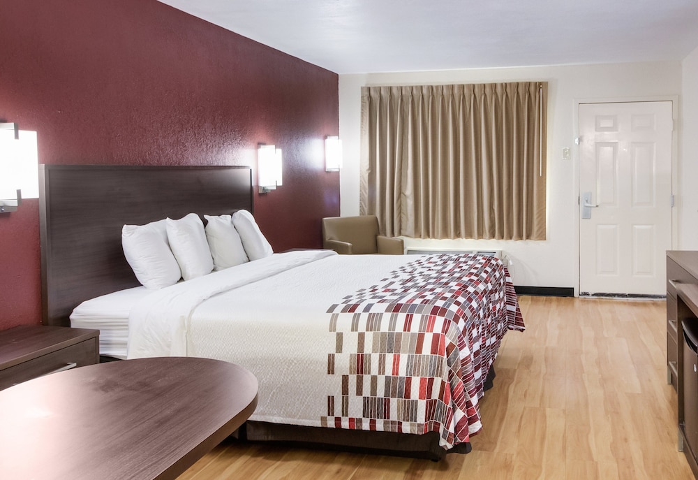 Red Roof Inn & Suites Commerce Athens - photo 17