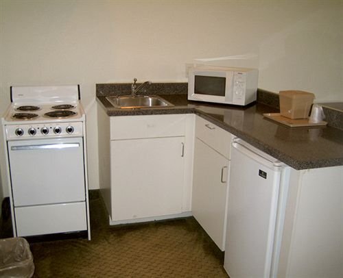 Delux Inn Express Inn & Suites - photo 5