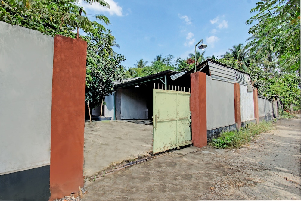 Oyo Life 93058 Kos Subur in Tanjung, Indonesia