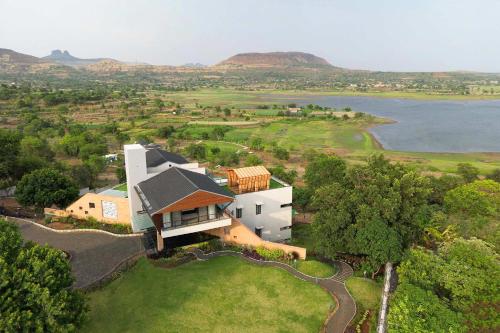 Pearl Lakeview Mansion by StayVista Lakeside villa with Infinity pool In house theatre & Games room — 5-Star Luxury Hotel in Igatpuri, India