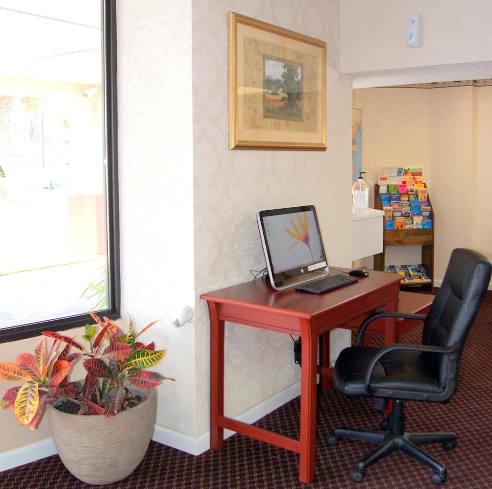 Red Carpet Inn - photo 35