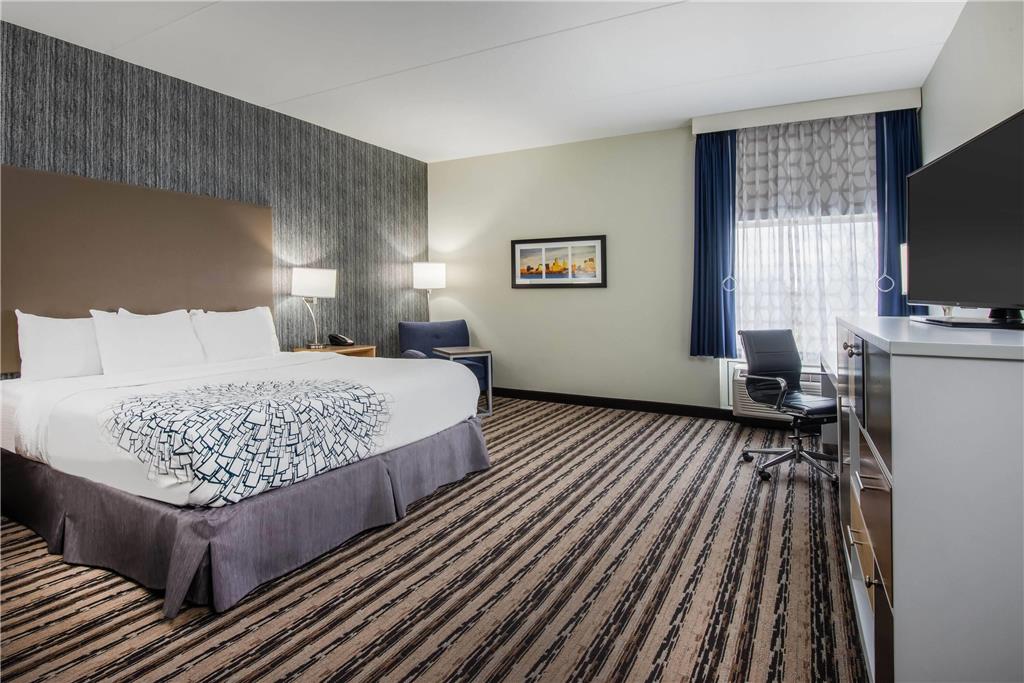 La Quinta Inn & Suites by Wyndham Buffalo Amherst - photo 21