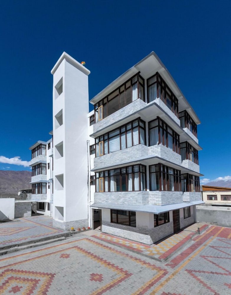 Dee Grand Marq Hotel — hotel in Kargil