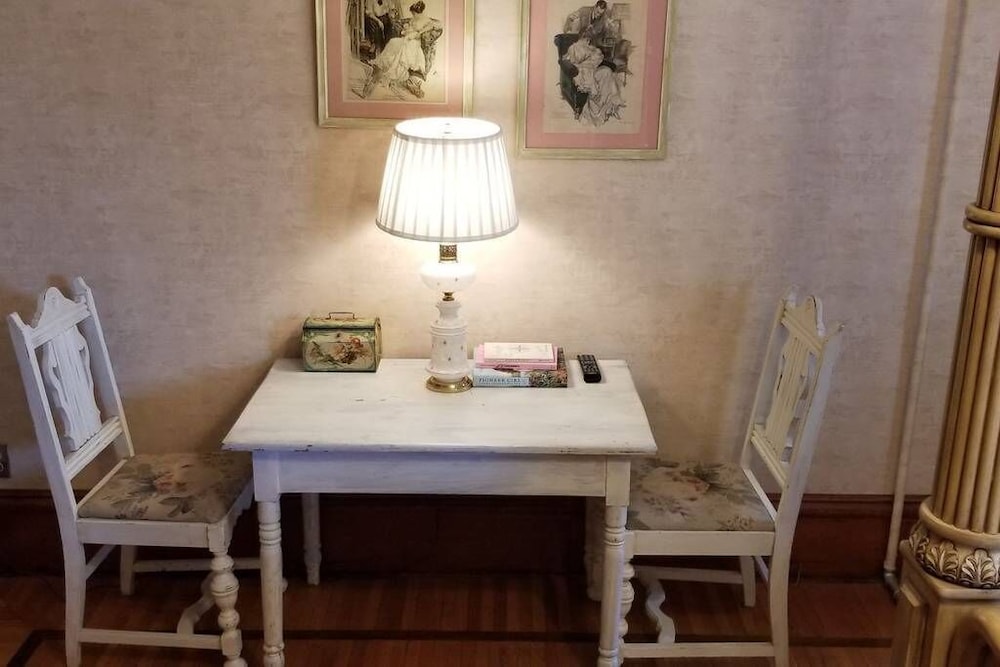 Historic Victorian Inn - photo 12