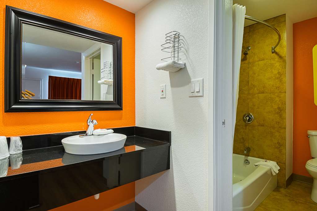 Motel 6 Lost Hills CA - photo 21
