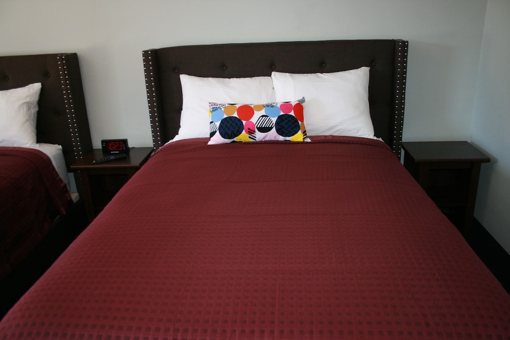 The New Star Motel with Studio Kitchens: 1950s Extended Stay Lodging and Retreat Center - photo 5