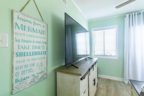 Carolina Beach Haven w Private Balcony - photo 9