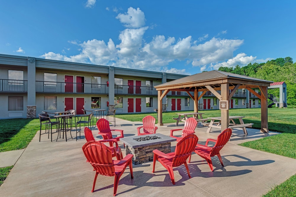 Red Roof Inn & Suites Wilkesboro - photo 38