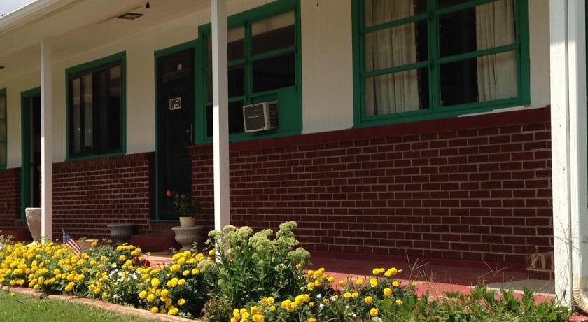 Lakeside Inn — hotel in Blairsville