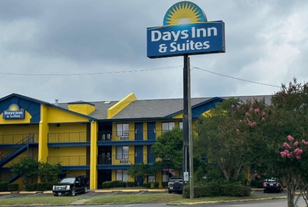 Days Inn & Suites by Wyndham Mobile - photo 2