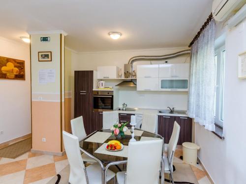 Apartments Nicol Two Bedroom Apartment with Terrace and Sea View