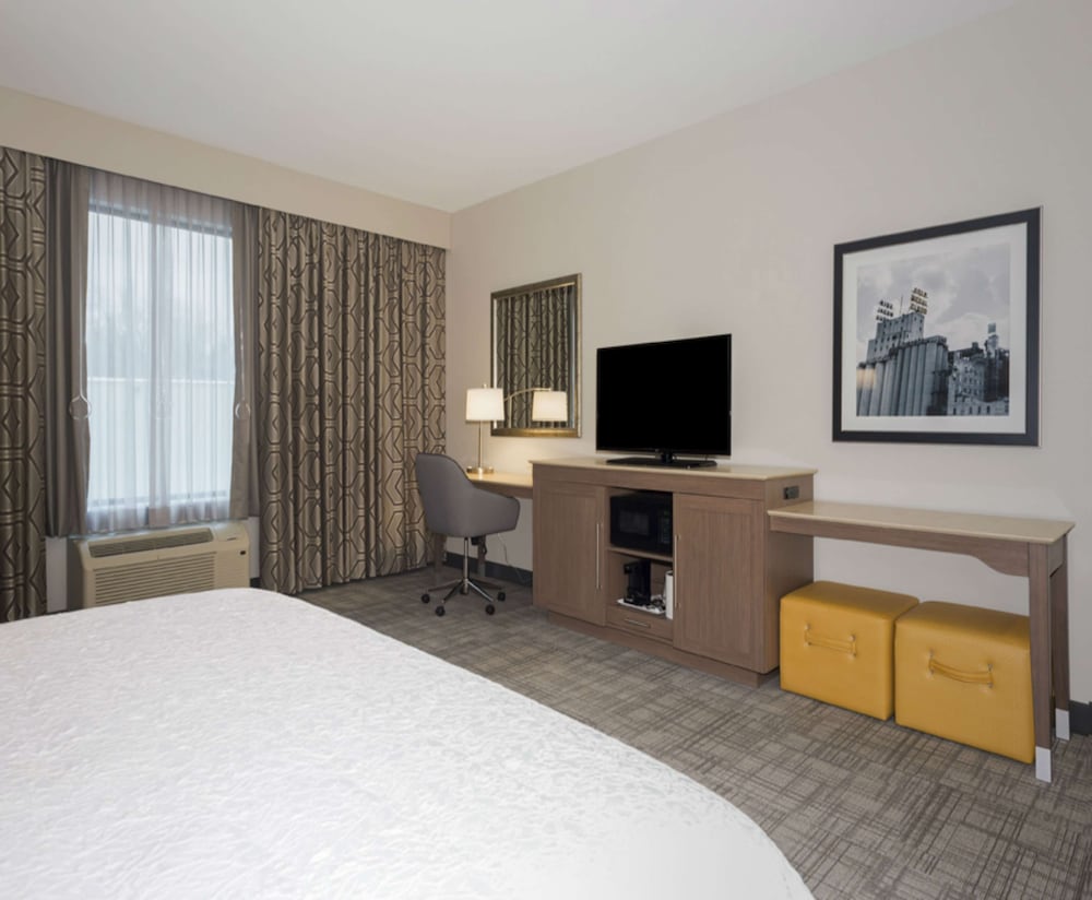 Hampton Inn & Suites Minneapolis University Area - photo 16