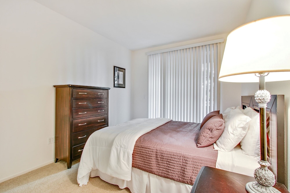 Global Luxury Suites at The Village - photo 3