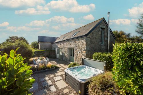 The Haybarn Hot Tub Free WiFi & Parking Pets Welcome — 4-Star Luxury Hotel in Penzance, United Kingdom