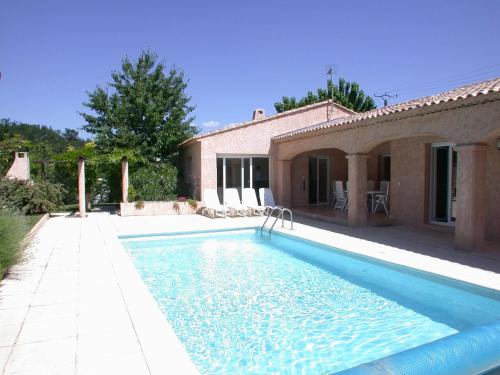 Villa With air Conditioning and Private Pool 1 km From Saint paul en foret and 35 km From the sea — 4-Star Luxury Hotel in Saint-Paul-En-Foret, France