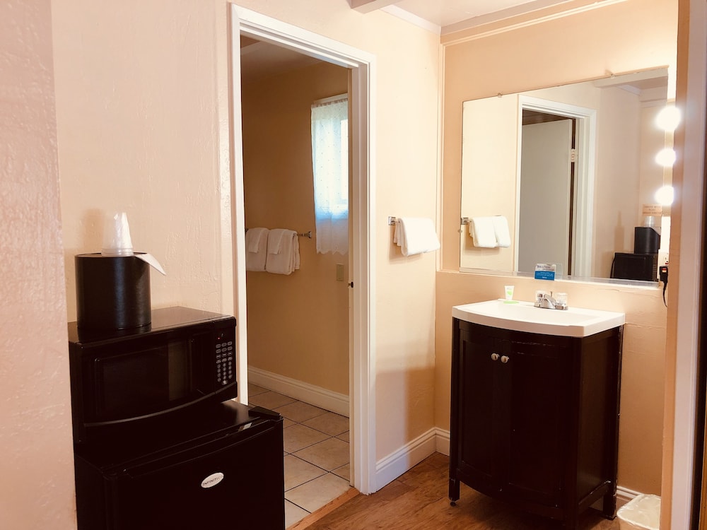 Carmel Resort Inn - photo 9