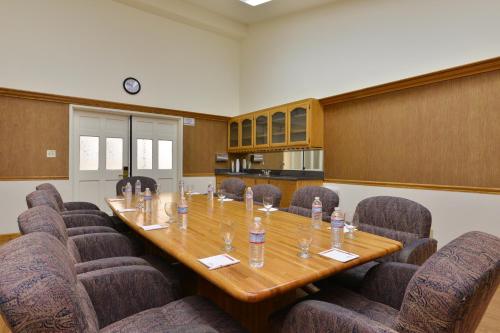 Hawthorn Suites by Wyndham Sacramento - photo 45