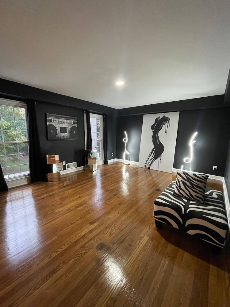 Southern Collective Sleeps8 Airport beltline