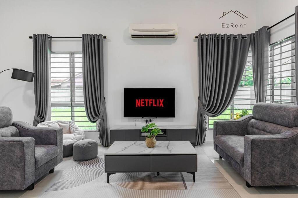 Black & White 4BR Semi D Home for 10 Guests with Pool Table Games & Free Netflix WiFi — 4-Star Luxury Hotel in Taiping, Malaysia