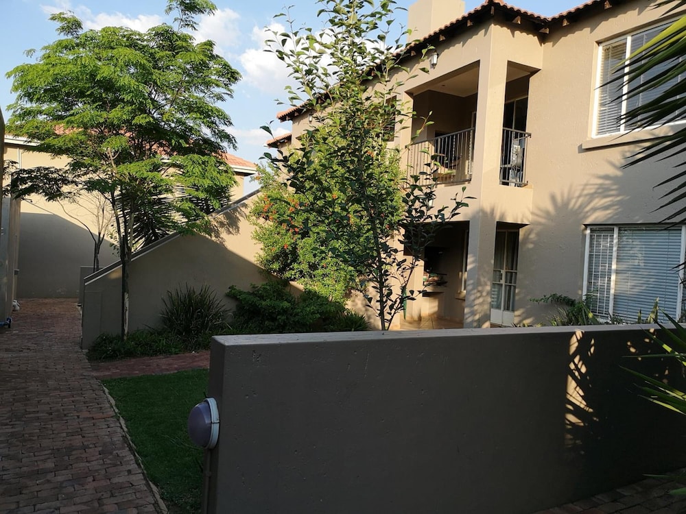 Airport Lodge Guest House — 4-Star Luxury Hotel in Johannesburg, South Africa