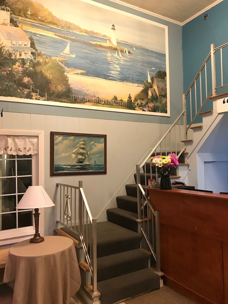 Admiral's Ocean Inn - photo 5