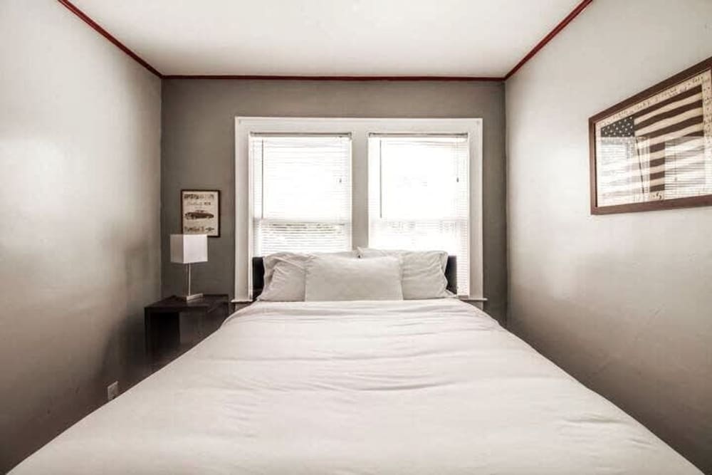 Automaniac Spot in the Heart of Pontiac 3 Beds 2 Baths - photo 25