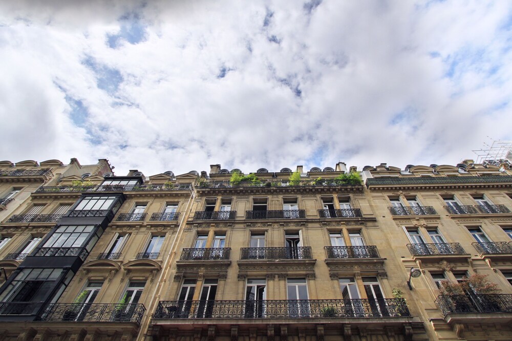 Modern Apartment Matignon Champs Elysees — 4-Star Luxury Hotel in Paris, France