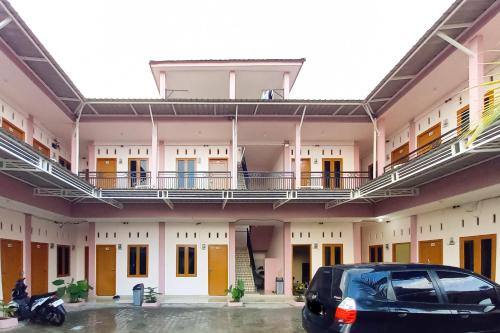 RedDoorz Syariah near JBC Jambi in Jambi City, Indonesia