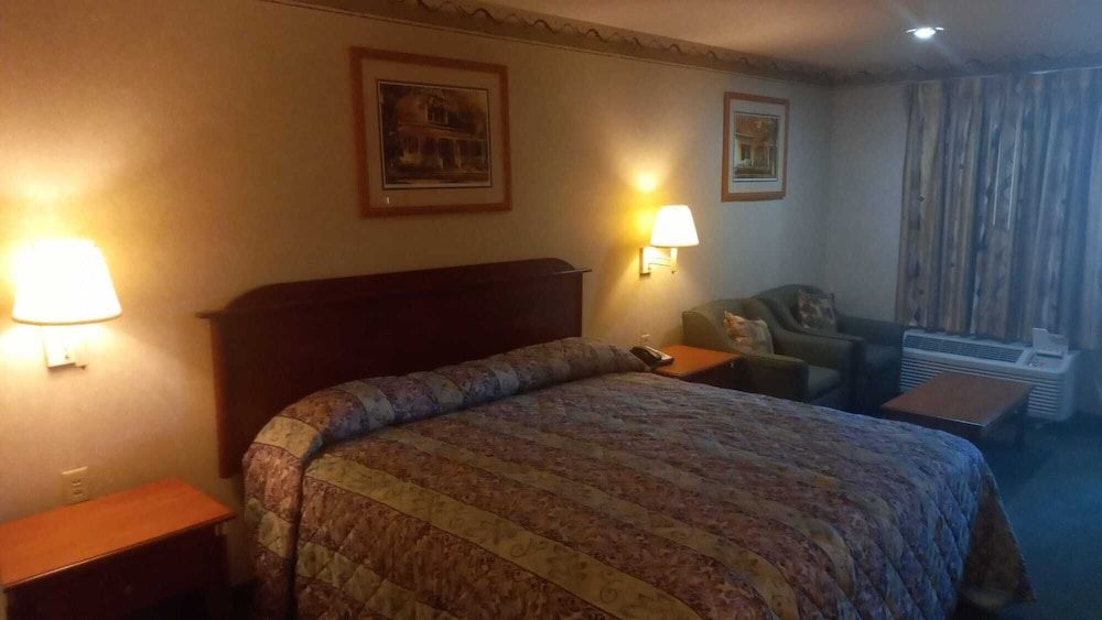 Traveler Inn and Suites - photo 11