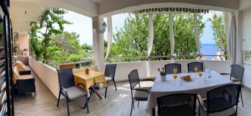 Apartment Gina near the sea — 4-Star Luxury Hotel in Omis, Croatia