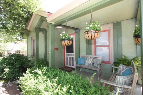 Agape Front Cottage — 4-Star Luxury Hotel in Fredericksburg, United States