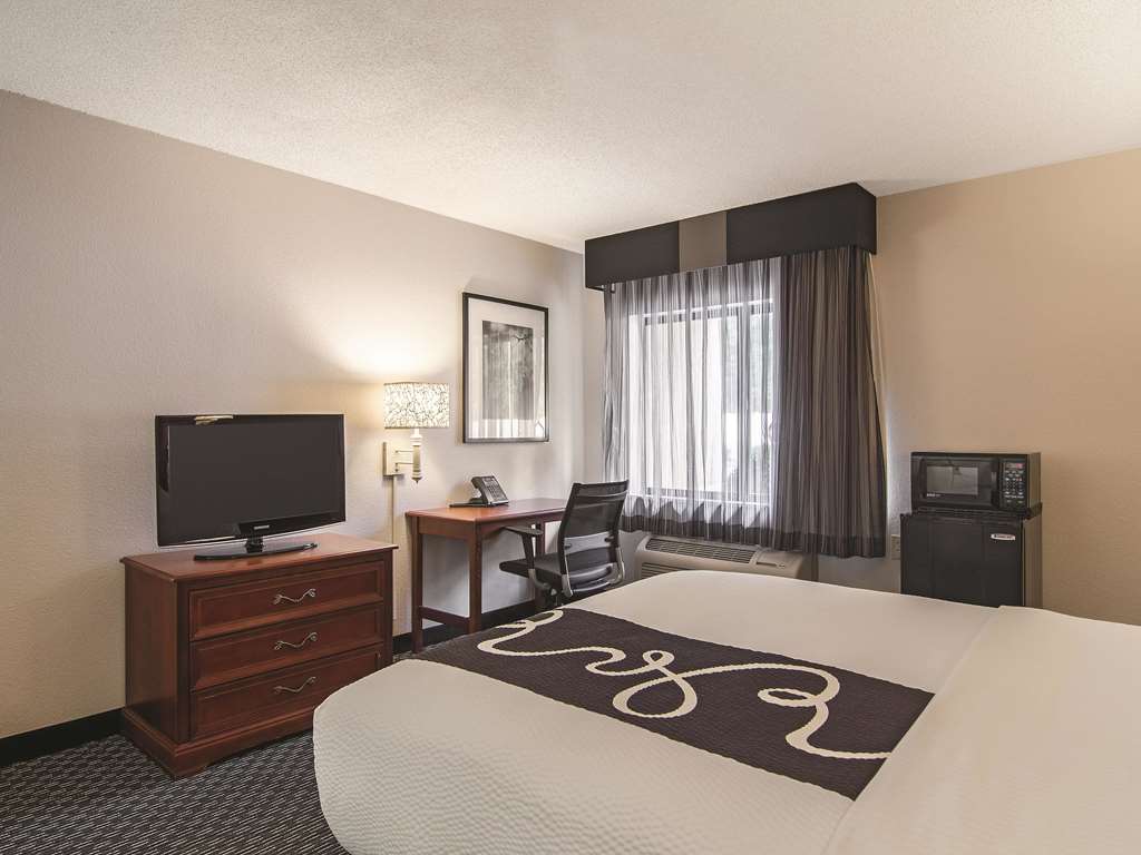 La Quinta Inn & Suites by Wyndham Miami Airport East - photo 34