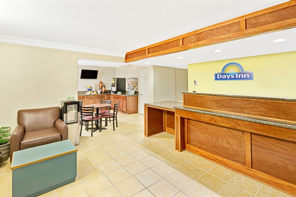 Days Inn by Wyndham Overland Park Metcalf Convention Center - photo 3