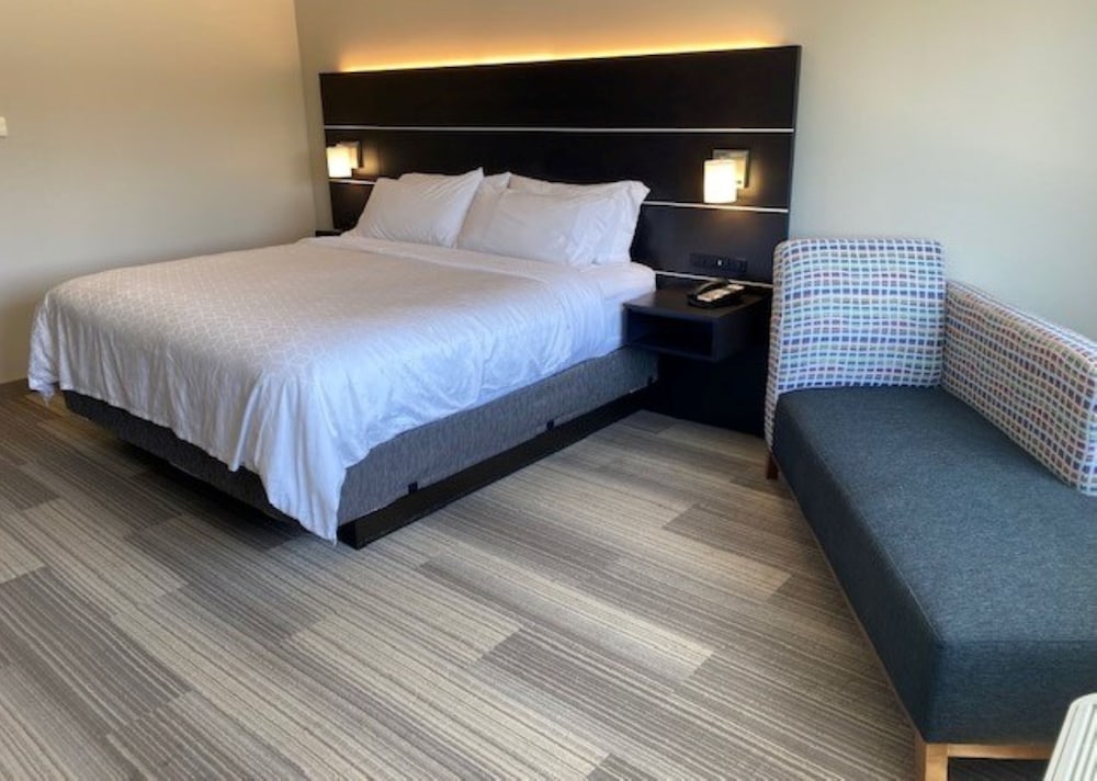 Holiday Inn Express & Suites Warrensburg North by IHG - photo 11