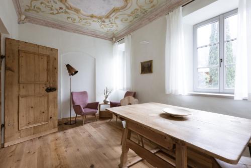 Ansitz Layshof Apt Hauskapelle — 4-Star Luxury Hotel in Merano, Italy