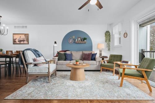 NEW Ivy House 3BR Townhome Downtown Beaches Wineries — 4-Star Luxury Hotel in Traverse City, United States