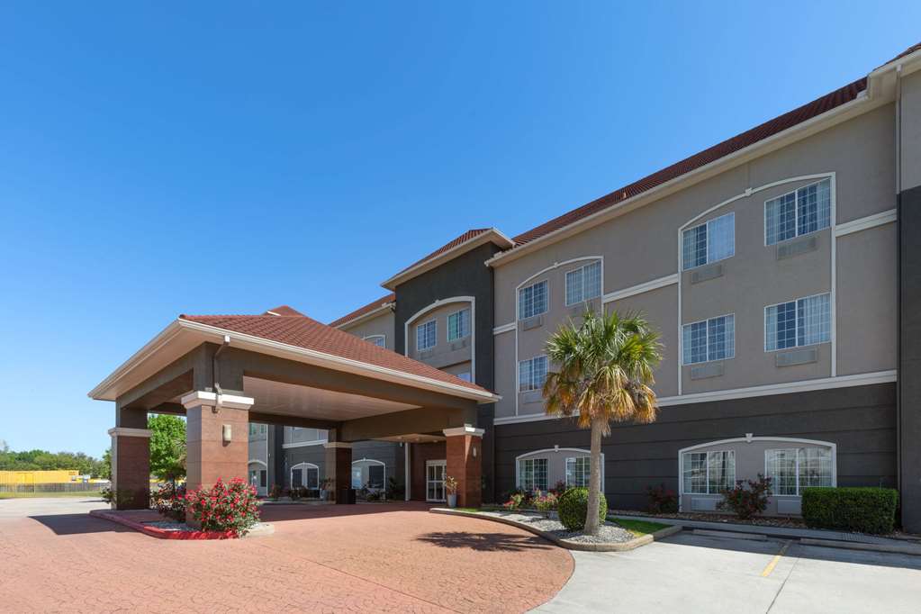 La Quinta Inn & Suites by Wyndham Deer Park - featured photo