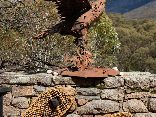 Les Perrieres Chalet Spacious 2BR Chalet l Gym l Indoor Pool l Tennis l WiFi l BBQ — 4-Star Luxury Hotel in Jindabyne, Australia