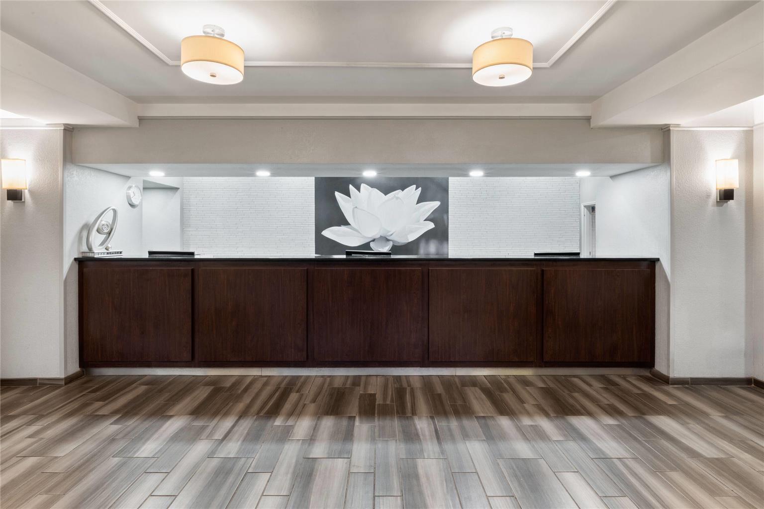 La Quinta Inn & Suites by Wyndham San Antonio Airport - photo 4