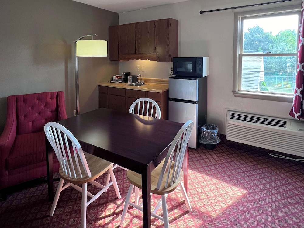 Rodeway Inn & Suites Hershey Chocolate Avenue - photo 42