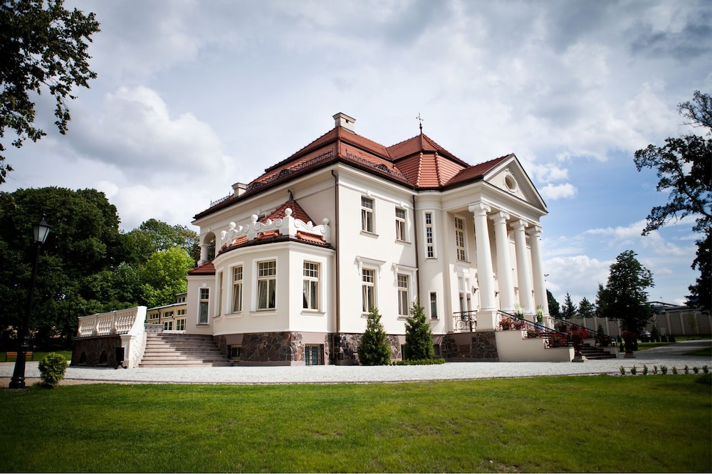 Pałac Tłokinia — 4-Star Luxury Hotel in Opatowek, Poland