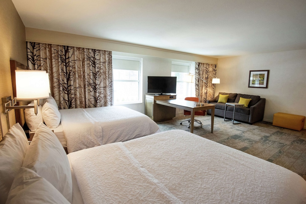 Hampton Inn and Suites Manchester - photo 7