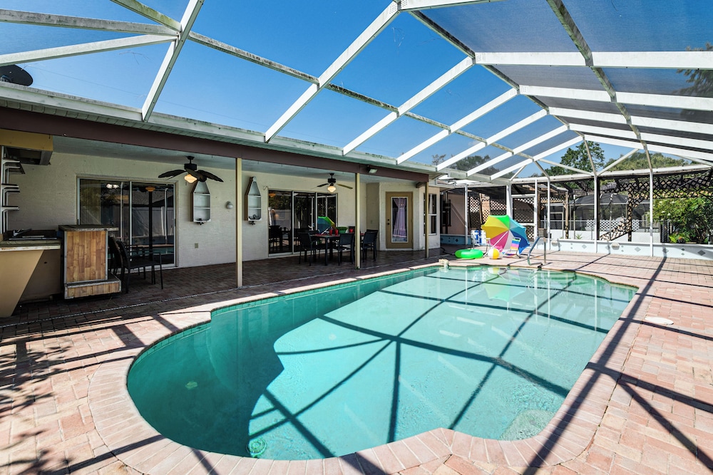 3 Mi to Weeki Wachee Springs SP: Poolside Oasis — hotel in Spring Hill